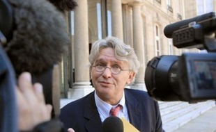 Le secrétaire général de Force Ouvrière, Jean-Claude Mailly, a déclaré dimanche que le raisonnement du gouvernement, qui consiste à redistribuer une partie des gains des suppressions d'emplois dans la fonction publique aux fonctionnaires, ne "tenait pas la route".