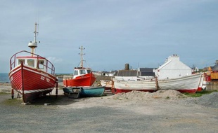 Les recherches en vue de retrouver les quatre personnes encore portées disparues au large des côtes irlandaises après le naufrage de leur chalutier ont été interrompues dimanche soir et reprendront lundi à l'aube, ont annoncé les garde-côtes irlandais.