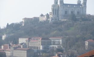 Lyon, le 17 mars 2014. Un episode de pollution aux particules fines, du au trafic, a l'activite industrielle et aux chauffages a bois deffectueux, a touche la region lyonnaise a la mi-mars.Un voile blanc enveloppant la ville etait visible depuis la colline de la Croix-Rousse.