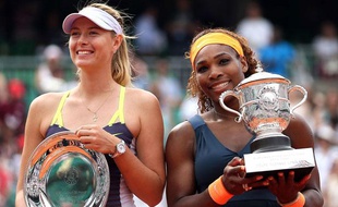 Serena Williams (à droite) et Maria Sharapova après la finale de Roland-Garros, en juin 2013