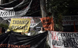 Une manifestation devant le ministère des finances, le 30 juin 2014, organisée par la centrale des fonctionnaires Adedy, à l'origine d'un nouvel arrêt de travail, le 9 juillet 2014