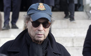Le réalisateur Dennis Berry lors des obsèques de son épouse Anna Karina le 22 décembre 2019 au cimetière du Père-Lachaise à Paris.