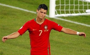 L'élimination du Portugal en quart de finale de l'Euro-2008, jeudi, a clos sur une note mitigée la saison exceptionnelle de Cristiano Ronaldo mais le prodige lusitanien avait peut-être déjà la tête ailleurs, et au Real Madrid, auquel il a déclaré sa flamme juste après la défaite.