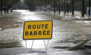 Une route barrée en raison des inondations dans le Gard (illustration).