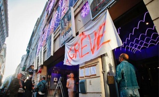 Les grévistes ont organisé hier soir des rencontres avec le public devant les cinémas.