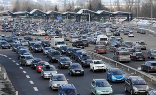 La circulation redevenait fluide sur les routes samedi soir, journée classée orange dans le sens nord-sud en raison des départs en vacances, et marquée par deux opérations escargot dans le Sud-Est, selon Bison Futé.