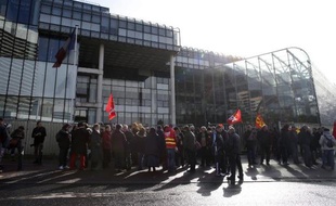 Manifestation d'employés de FagorBrandt devant le tribunal de Nanterre, le 27 février 2014