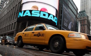 La Bourse de New York a ouvert en légère baisse mercredi, les investisseurs penchant pour la prudence après trois séances consécutives de hausse et au vu de données économiques mitigées: le Dow Jones perdait 0,35% et le Nasdaq 0,37%.