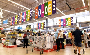 Soldes d'été dans un supermarché de Mulhouse.