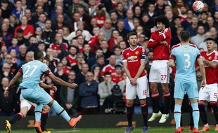 Dimitri Payet a inscrit un beau coup franc contre Manchester United en quart de finale de la Cup (1-1), le 13 mars 2016.