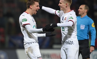 Adrien Hunou est félicité par Benjamin Bourigeaud après son but face à Saint-Pryvé Saint-Hilaire.