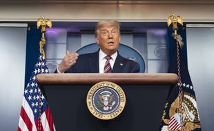 La diffusion de l'intervention de Donald Trump depuis la salle de presse de la Maison blanche a été coupée par les chaînes de télés en raison de ses accusations de fraudes, infondées pour l'instant.