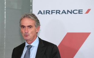 Le nouveau plan de départs volontaires chez Air France concernera 1.826 postes au sol dont 582 affectés au hub de Paris-Charles de Gaulle et 591 dans ses escales de province, a annoncé vendredi la compagnie à l'issue d'un Comité centre d'entreprise.