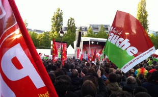 Place Stalingrad, juste avant le meeting de Jean-Luc Mélenchon, le 22 avril 2012.