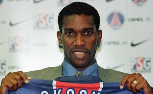 Okocha, lors de sa présentation au PSG à l'été 98.