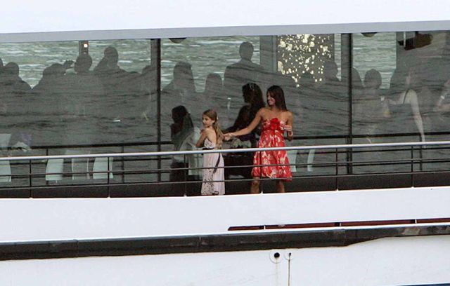 Parmi les temps forts de la noce, une partie des invités s’est offert un petit tour en bateau-mouche (pas celui avec les sièges en plastique, mais les Yachts de Paris). L’actrice Teri Hatcher avait l’air ravie.