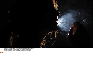 Femme fumant une cigarette (illustration).
