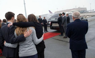 Le corps de Yann Desjeux, l'otage français tué lors de l'assaut par l'armée algérienne pour libérer les personnes retenues sur un site gazier du Sahara, est arrivé jeudi matin à l'aéroport de Roissy-Charles de Gaulle.