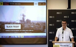 Le chercheur d'Amnesty International Saleh Hijazi donne un point de presse, à Jérusalem le 29 juillet 2015, sur les "crimes de guerre" dont l'ONG accuse Israël à Rafah, dans la bande de Gaza, début août 2014