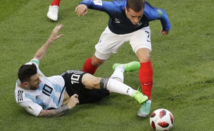 Antoine Griezmann prend le ballon dans les pieds de Leo Messi lors de France-Argentine en 8e de finale de la Coupe du monde, le 30 juin 2018.