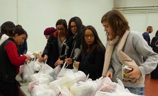 Vaulx-en-Velin (Rhône), le 23 octobre 2016. Des jeunes préparent des repas destinés à des migrants dans le cadre de l'événement