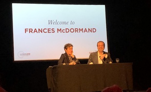Frances McDormand et le journaliste Didier Allouch au Festival Lumière