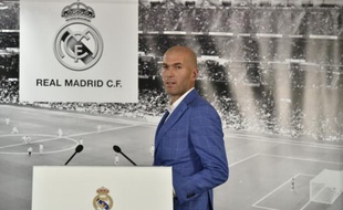 Le nouvel entraîneur du Real Madrid Zinédine Zidane devant la presse à Santiago-Bernabeu, le 4 janvier 2016