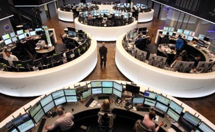 Des courtiers travaillent à la bourse de Francfort, le 9 mars 2012