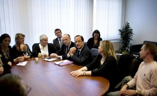 François Hollande s'est engagé lundi, s'il est élu, à autoriser la levée du secret défense sur tous les documents concernant l'affaire Karachi et à laisser les juges travailler "en toute indépendance"