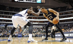 Alexis Ajinça face à Samuel Dalembert, lors du match opposant New Orleans à Dallas, le 26 février 2014.