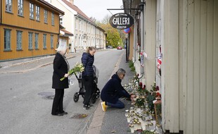 Les habitants rendent hommage aux victimes de l'attaque.