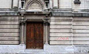 La synagogue de Lille taguée et dégradée, le 14 janvier 2009. Une croix gammée et l’inscription ZOG (Zionist Occupation Gouvernement) ont été inscrites en rouge.