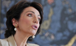 La ministre de la Santé Marisol Touraine a tracé mardi les grandes lignes de sa future politique, insistant sur l'accès aux soins, qui passera par un encadrement rapide des dépassements d'honoraires des médecins et la réaffirmation du service public hospitalier.