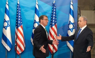Le secrétaire américain à la Défense Ashton Carter (g) est accueilli par le Premier ministre israélien Benjamin Netanyahu, le 21 juillet 2015 à Jérusalem