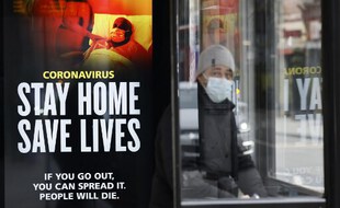 Une affiche sur un abri-bus de Londres prie les habitants de rester chez eux. Photo prise ce 8 janvier.