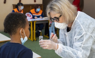 Lors de tests salivaires dans une école de Nice.
