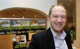 Denis Baupin, candidat des Verts à la mairie de Paris, a jugé mardi soir que Bertrand Delanoë avait "eu de la chance de (les) avoir" pour partenaires et que "grâce à eux, il n'a pas été l'otage des barons socialistes", sans pour autant épargner l'UMP Françoise de Panafieu.