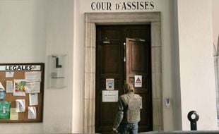Devant une salle de cour d'assises. (illustration)