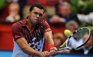 Le Français Jo-Wilfried Tsonga a fait un pas supplémentaire vers le Masters de fin d'année à Londres en remportant le tournoi de Vienne, après sa victoire en finale dimanche contre l'Argentin Juan Martin Del Potro 6-7 (5/7), 6-3, 6-4.