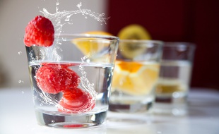 Illustration d'un verre avec des fruits. En janvier 2020, certaines associations lancent le premier mois sans alcool en France.