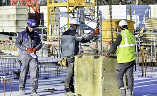 Des ouvrier du bâtiment sur un chantier de construction d'immeuble à Rennes, en Bretagne.