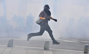 Un manifestant court pendant la manifestation se déroulant à Nantes le 1er octobre 2014