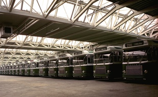 Pour le Disquaire Day, la RATP fait circuler deux bus des années 1970. A bord, DJ sets et live de musiciens du métro.