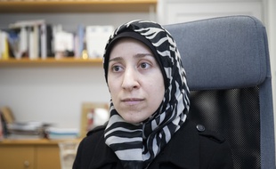 Amani Ballour, pédiatre syrienne et star du documentaire The Cave est venue à Paris rencontrer Le Drian pour évoquer la situation catastrophique des Syriens d'Idleb.