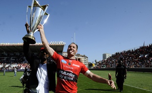 Ali Williams présente le trophée de la Champions Cup au stade Mayol après RC Toulon - Castres, le 9 mai 2015.