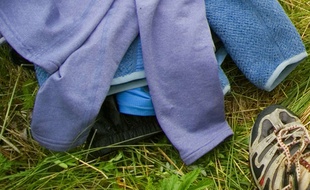 Des vêtements jetés dans l'herbe. Illustration