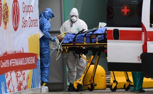 Un patient italien emmené en soins intensifs, le 23 mars 2020.