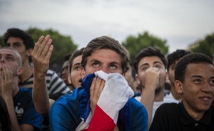 Des supporters dans la fan zone de Nice, lors de la demi-finale entre la France et la Belgique