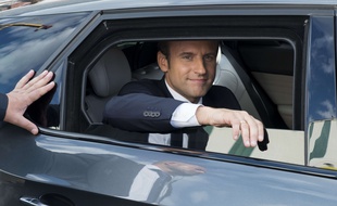 Le président de la République Emmanuel Macron, en visite à Saint-Nazaire le 31 mai 2017, alors que les polémiques se multiplient sur les candidats aux législatives de son parti.