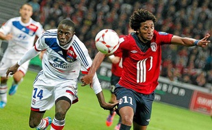 Le Lyonnais Mahamadou Dabo (en blanc) à la lutte avec Ryan Mendes, le 23 septembre 2012 à Lille.